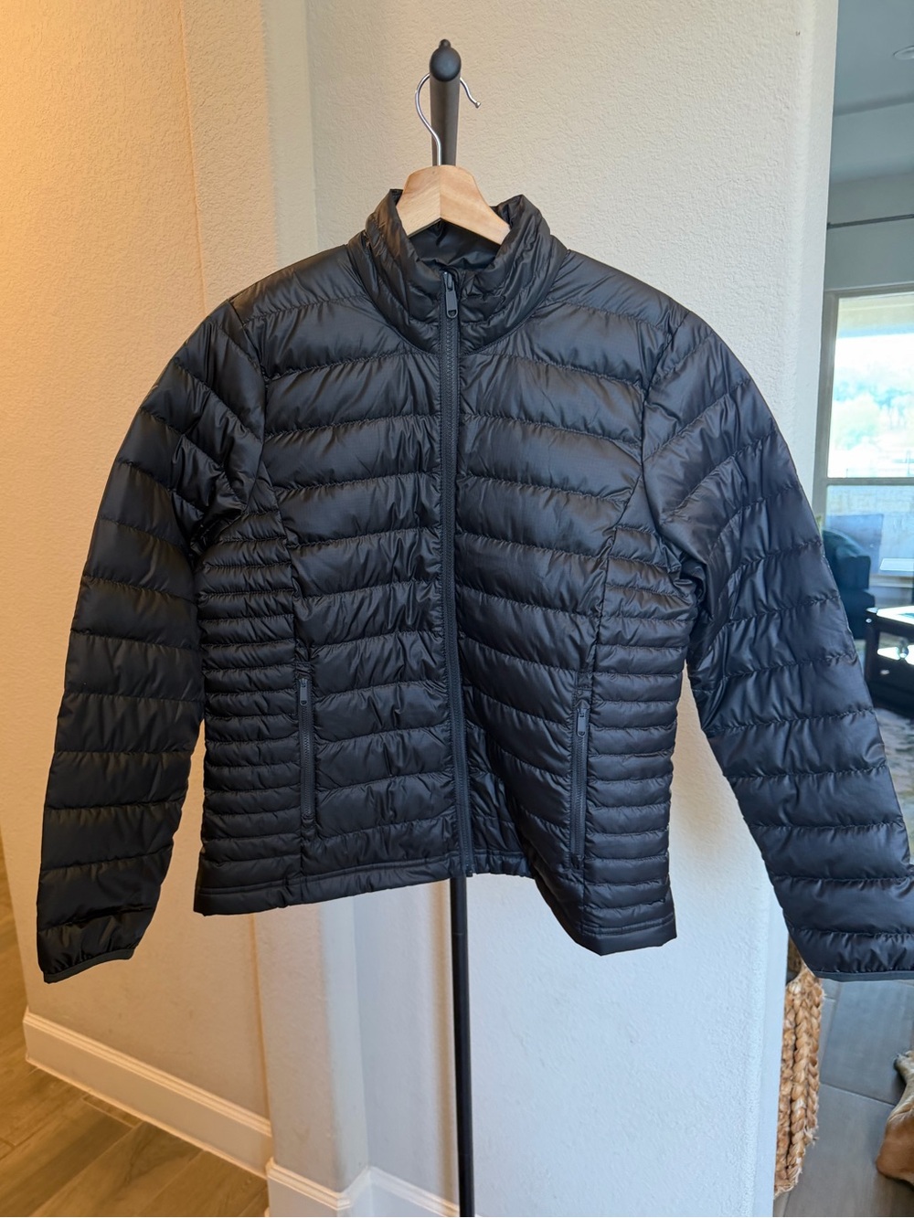 Quince Black Lightweight Down Packable Puffer Jacket - Women's M